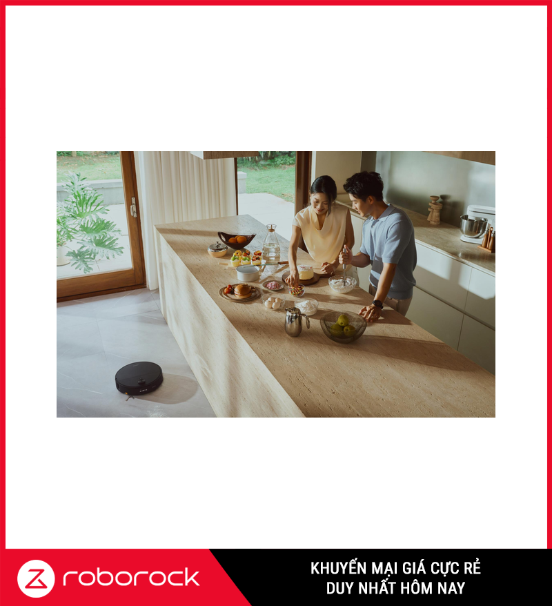 Robot làm sạch sàn bếp khi hai người đang sinh hoạt